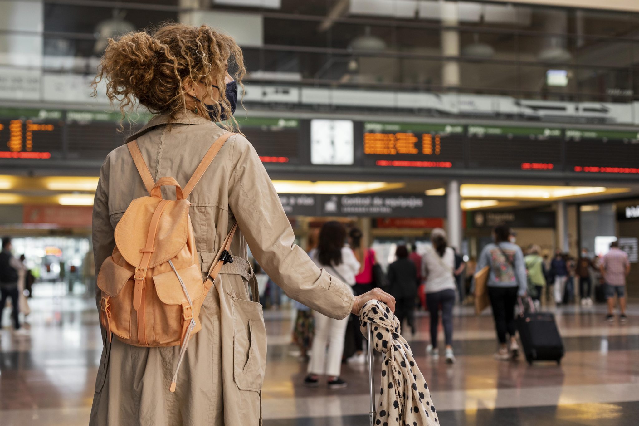 medium-shot-woman-traveling-with-mask